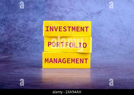 Concetto di gestione, spazio di copia. Parole di concetto Symbol Gestione del portafoglio di investimenti su travi in legno su uno sfondo luminoso e bello Foto Stock