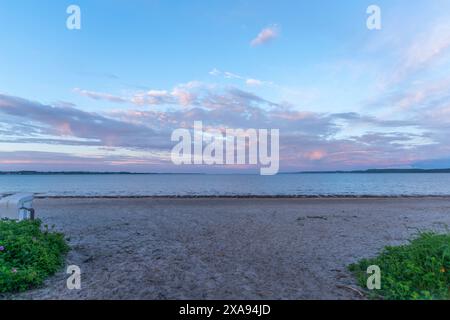 Meraviglioso tramonto con nuvole rossastre sul Mar Baltico, penisola di Holnis sul fiordo di Flensburg, Glücksburg, Schleswig-Holstein, Germania del Nord Foto Stock