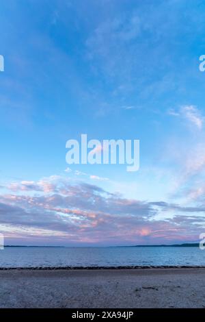 Meraviglioso tramonto con nuvole rossastre sul Mar Baltico, penisola di Holnis sul fiordo di Flensburg, Glücksburg, Schleswig-Holstein, Germania del Nord Foto Stock