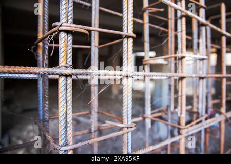 La struttura del telaio del basamento in rinforzo è pronta per il posizionamento della cassaforma da versare con calcestruzzo Foto Stock