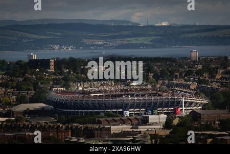 Edimburgo, Scozia, Regno Unito; 06-20-2020: Vista con il Murrayfield Stadium in primo piano e la costa del Firth of Forth e di Fife sullo sfondo Foto Stock