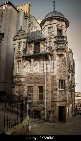 Edimburgo, Scozia; 01-30-2019: Veduta verticale dell'edificio del Museo degli scrittori dai gradini di Lady Stair's Close, nella città vecchia. Foto Stock