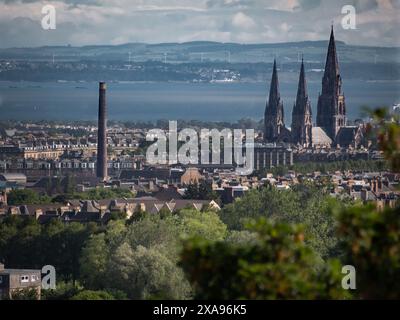 Edimburgo, Scozia, Regno Unito; 06-20-2020: Veduta della Cattedrale Episcopale di St Mary, con case e alberi in primo piano, e il Forth e Fife in secondo piano Foto Stock