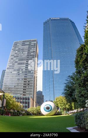 Dallas, USA - 6 novembre 2023: Vista a occhio di pesce dello storico grattacielo nella città vecchia di Dallas sotto il cielo blu. Foto Stock