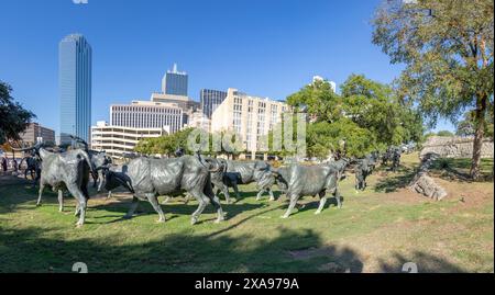 Dallas, USA - 6 novembre 2023: Scultura del bestiame longhorn che attraversa un ruscello al Pioneer Plaza di Dallas, Texas, USA. Foto Stock