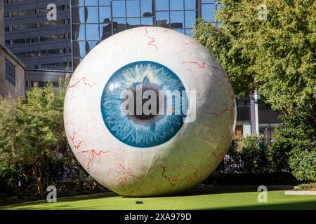 Dallas, USA - 6 novembre 2023: The Giant Eyeball è una statua nel centro di Dallas, Texas, situata presso il Joule Hotel Yard. Foto Stock