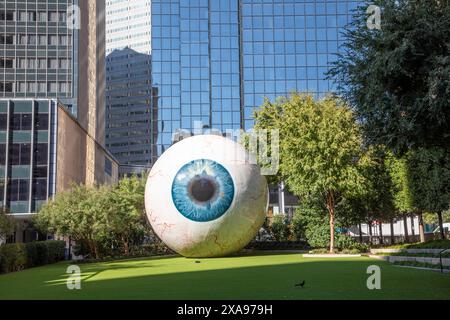 Dallas, USA - 6 novembre 2023: The Giant Eyeball è una statua nel centro di Dallas, Texas, situata presso il Joule Hotel Yard. Foto Stock