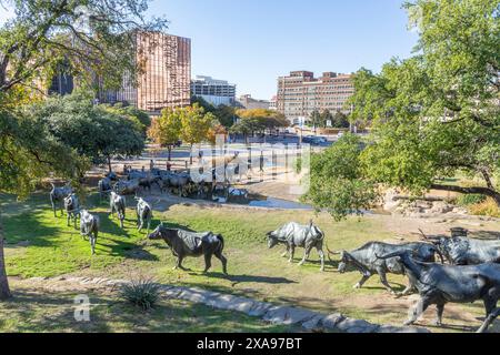 Dallas, USA - 6 novembre 2023: Scultura del bestiame longhorn che attraversa un ruscello al Pioneer Plaza di Dallas, Texas, USA. Foto Stock