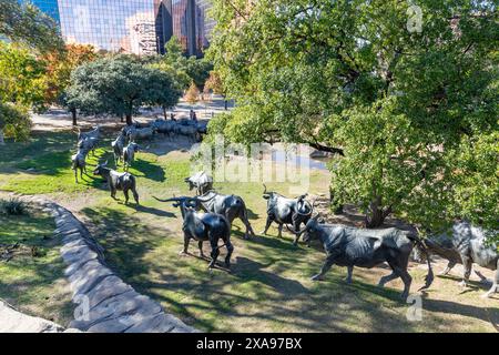 Dallas, USA - 6 novembre 2023: Scultura del bestiame longhorn che attraversa un ruscello al Pioneer Plaza di Dallas, Texas, USA. Foto Stock