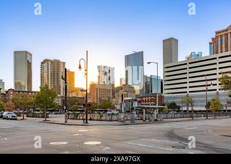 Houston, Gusa - 20 ottobre 2023: Skyline della Houston moderna con grattacielo al tramonto, Texas, USA. Foto Stock