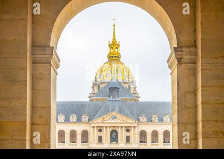 L'iconica cupola di Les Invalides risplende contro il cielo di Parigi, vista attraverso un arco. Parigi, Francia Foto Stock