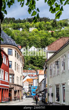 Strade con case tradizionali a Bergen, Norvegia Foto Stock