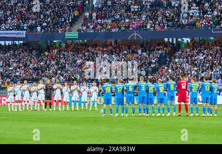 Foto di squadra: Joshua Kimmich, DFB 6 Jamal Musiala, DFB 10 Waldemar Anton, DFB 16 Ilkay Guendogan, DFB 21 Kai Havertz, DFB 7 Manuel NEUER, DFB 1 portiere, Jonathan Tah, DFB 4 Florian Wirtz, Nr. 17 DFB Robert Andrich, DFB 23 PFB Gross, DFB 23 Pascal Gross, DFB 4 DFB 5 Maximilian SFB 18 UKR 3 Taras STEPANENKO, UKR 6 Ilya Zabarnyi, UKR 13 Anatoliy Trubin, UKR 12 Roman Yaremchuk, UKR 9 Mykola MATWIJENKO, UKR 22 Yukhym Konoplia, UKR 2 Viktor Tsygankov, UKR 15 Oleksandr Zinchenko, UKR 17 Mykhaylo Mudryk, UKR Shaparenko, UKR 10, Mykola Shaparenko UKR 19 prima dell'amichevole GERMANIA - UCRAINA 0-0 DEU Foto Stock