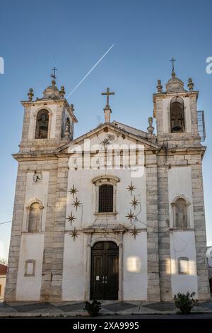 Vista esterna di una chiesa di Evora, Portel, patrimonio dell'umanità dell'UNESCO, una città inclusa nella lista del patrimonio mondiale dell'UNESCO nel 1986, nel centro di Alentejo, Portug Foto Stock