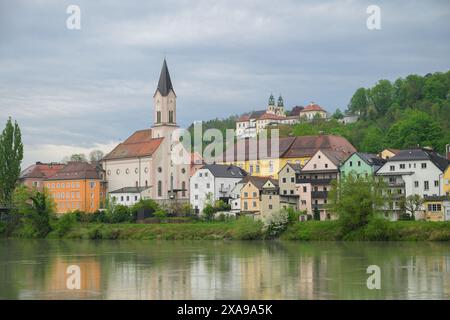 Passau, Germay - 15 aprile 2024: Innstadt sul fiume Inn in una tranquilla giornata nuvolosa in primavera Foto Stock