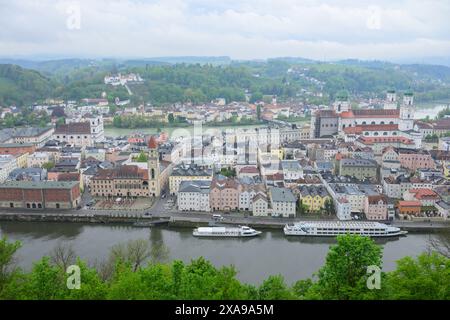 Passau, Germay - 15 aprile 2024: Vista aerea della città di Passau da veste Oberhaus in una tranquilla giornata nuvolosa in primavera, sui fiumi Danubio e Inn Foto Stock