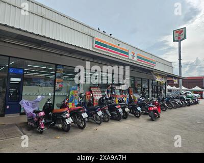 Udon Thani, Tailandia - 05-06-2024: Seven-Eleven 7/11 minimarket esterno in Tailandia Foto Stock