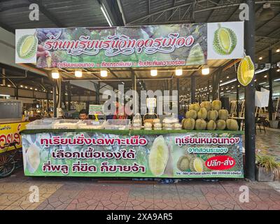 Udon Thani, Tailandia - 05-06-2024: Negozio durian all'aperto in Tailandia Foto Stock