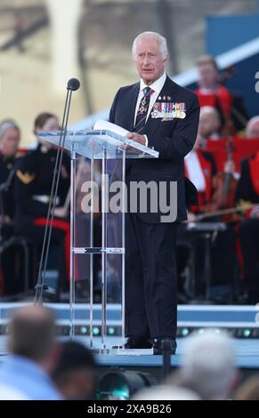 Re Carlo III all'evento commemorativo nazionale del Regno Unito per il 80° anniversario del D-Day, ospitato dal Ministero della difesa sul Southsea Common a Portsmouth, Hampshire. Data foto: Mercoledì 5 giugno 2024. Foto Stock