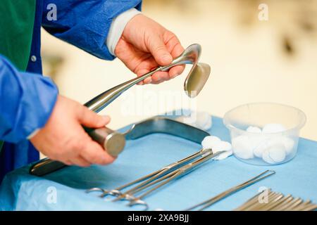 Mannheim, Germania. 5 giugno 2024. Un dipendente tiene in mano strumenti chirurgici per un aborto in una sala operatoria dell'ospedale universitario. In un confronto a livello nazionale, il Baden-Württemberg si colloca male in termini di opzioni di aborto. Credito: Uwe Anspach/dpa/Alamy Live News Foto Stock