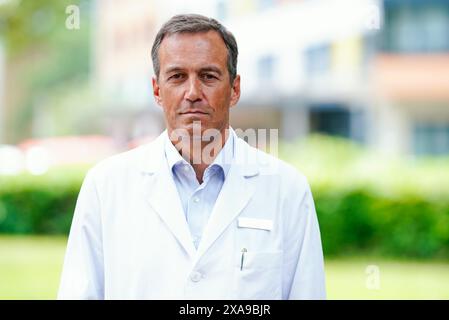 Mannheim, Germania. 5 giugno 2024. Marc Sütterlin, direttore della clinica femminile, si trova sul terreno dell'ospedale universitario. In un confronto a livello nazionale, il Baden-Württemberg si colloca male in termini di opzioni di aborto. Credito: Uwe Anspach/dpa/Alamy Live News Foto Stock