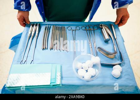 Mannheim, Germania. 5 giugno 2024. Un dipendente sta a un tavolo con strumenti chirurgici per un aborto in una sala operatoria dell'ospedale universitario. In un confronto a livello nazionale, il Baden-Württemberg si colloca male in termini di opzioni di aborto. Credito: Uwe Anspach/dpa/Alamy Live News Foto Stock