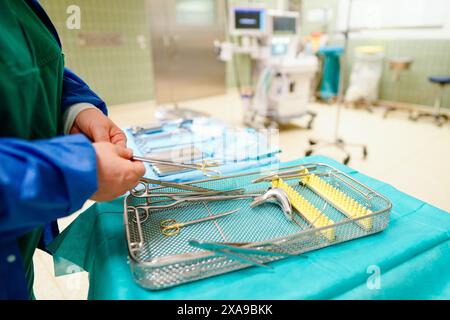 Mannheim, Germania. 5 giugno 2024. Un dipendente ordina gli strumenti chirurgici per un aborto in una sala operatoria dell'ospedale universitario. In un confronto a livello nazionale, il Baden-Württemberg si colloca male in termini di opzioni di aborto. Credito: Uwe Anspach/dpa/Alamy Live News Foto Stock