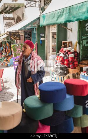 Tunisi, Tunisia. 7 maggio 2024. Un anziano tunisino indossa il Chechia rosso vermillion, un tradizionale cappello di lana morbida indossato nella regione del Maghreb in Nord Africa. Credito: SOPA Images Limited/Alamy Live News Foto Stock