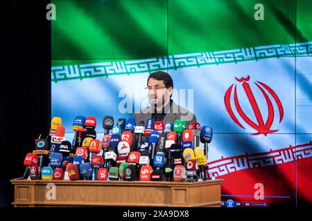 Teheran, Iran. 3 giugno 2024. Il ministro delle strade e dello sviluppo urbano Mehrdad Bazrpash parla ai media dopo aver registrato il suo nome come candidato per le elezioni presidenziali del giugno 28 presso il Ministero dell'interno di Teheran, Iran, lunedì 3 giugno 2024. (Foto di Sobhan Farajvan/Pacific Press/Sipa USA) credito: SIPA USA/Alamy Live News Foto Stock