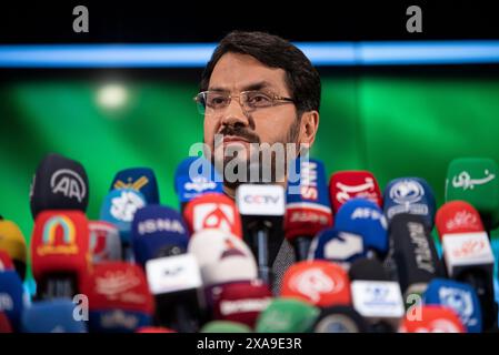 Teheran, Iran. 3 giugno 2024. Il ministro delle strade e dello sviluppo urbano Mehrdad Bazrpash parla ai media dopo aver registrato il suo nome come candidato per le elezioni presidenziali del giugno 28 presso il Ministero dell'interno di Teheran, Iran, lunedì 3 giugno 2024. (Foto di Sobhan Farajvan/Pacific Press/Sipa USA) credito: SIPA USA/Alamy Live News Foto Stock