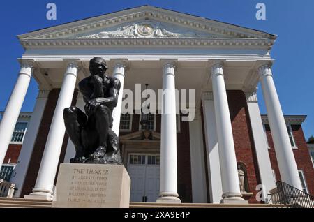 Un casting originale di il Pensatore di Auguste Rodin si trova di fronte alla Grawemeyer Hall, nel campus principale di Belknap dell'Università di Louisville. Foto Stock