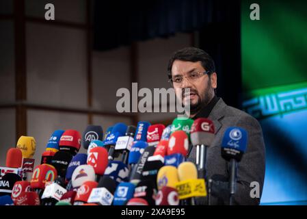 Teheran, Iran. 3 giugno 2024. Il ministro delle strade e dello sviluppo urbano Mehrdad Bazrpash parla ai media dopo aver registrato il suo nome come candidato per le elezioni presidenziali del giugno 28 presso il Ministero dell'interno di Teheran, Iran, lunedì 3 giugno 2024. (Foto di Sobhan Farajvan/Pacific Press/Sipa USA) credito: SIPA USA/Alamy Live News Foto Stock
