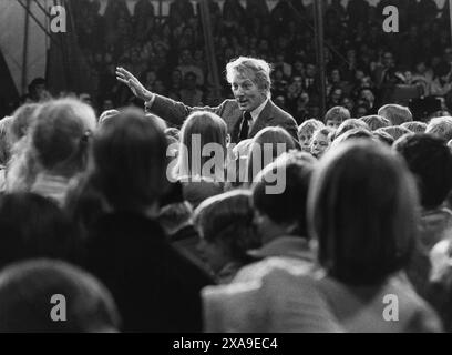 DANNY KAYE artista e intrattenitore americano visita Stoccolma come ambasciatore UNICEF Goodwill e si esibisce al Konserthus di Stoccolma Foto Stock