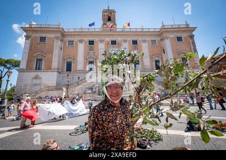 Roma, RM, Italia. 5 giugno 2024. Gli attivisti per l'ambiente raggiungono Piazza del Campidoglio, e il Municipio, per una protesta contro l'espansione urbana, l'overbuilding e la distruzione degli spazi verdi nel comune di Roma. (Credit Image: © Marco di Gianvito/ZUMA Press Wire) SOLO PER USO EDITORIALE! Non per USO commerciale! Crediti: ZUMA Press, Inc./Alamy Live News Foto Stock