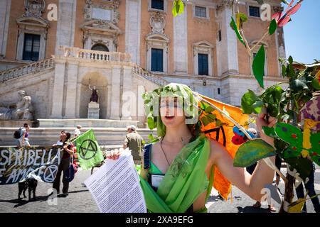 Roma, RM, Italia. 5 giugno 2024. Gli attivisti per l'ambiente raggiungono Piazza del Campidoglio, e il Municipio, per una protesta contro l'espansione urbana, l'overbuilding e la distruzione degli spazi verdi nel comune di Roma. (Credit Image: © Marco di Gianvito/ZUMA Press Wire) SOLO PER USO EDITORIALE! Non per USO commerciale! Crediti: ZUMA Press, Inc./Alamy Live News Foto Stock