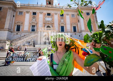 Roma, RM, Italia. 5 giugno 2024. Gli attivisti per l'ambiente raggiungono Piazza del Campidoglio, e il Municipio, per una protesta contro l'espansione urbana, l'overbuilding e la distruzione degli spazi verdi nel comune di Roma. (Credit Image: © Marco di Gianvito/ZUMA Press Wire) SOLO PER USO EDITORIALE! Non per USO commerciale! Crediti: ZUMA Press, Inc./Alamy Live News Foto Stock