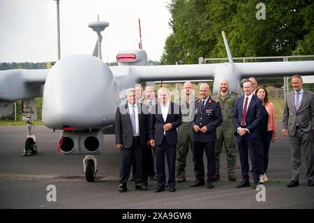 Carsten Breuer, Olaf Scholz und Volker Wissing vor einer Militär-Drohne Heron TP von Israel Aerospace Industries beim Eröffnungsrundgang der ILA Berlin auf dem ILA-Gelände am Flughafen BER Berlin-Brandenburg. Berlino, 05.06.2024 *** Carsten Breuer, Olaf Scholz e Volker Wissano di fronte a un drone militare Heron TP dell'industria aerospaziale israeliana durante il tour di apertura dell'ILA Berlin sui terreni dell'ILA presso l'aeroporto BER Berlin Brandenburg di Berlino, 05 06 2024 foto:XT.xBartillax/xFuturexImagex ila eroffnungsrundgang 4626 Foto Stock