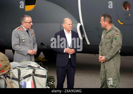 Carsten Breuer und Olaf Scholz vor dem militärischen Transportflugzeug Airbus A400M beim Eröffnungsrundgang der ILA Berlin auf dem ILA-Gelände am Flughafen BER Berlin-Brandenburg. Berlino, 05.06.2024 *** Carsten Breuer e Olaf Scholz di fronte agli aerei da trasporto militare Airbus A400M durante il tour di apertura dell'ILA Berlin sui terreni dell'ILA al BER Berlin Brandenburg Airport Berlin, 05 06 2024 foto:XT.xBartillax/xFuturexImagex ila eroffnungsrundgang 4638 Foto Stock