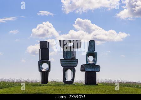 La scultura Family of Man di Barbara Hepworth, installata come memoriale a Benjamin Britten e Peter Pears allo Snape Maltings, Suffolk. REGNO UNITO Foto Stock