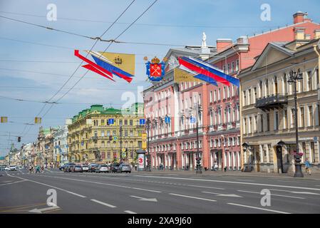 ST. PIETROBURGO, RUSSIA - 2 GIUGNO 2024: Giorno estivo sulla prospettiva Nevsky. San Pietroburgo Foto Stock