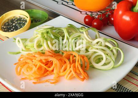 Tagliate le verdure sul piatto sul tavolo della cucina. Cibo sano. Foto Stock