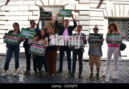 Italia, Roma, 5 giugno 2024: Antonella soldo, presidente del comitato nazionale dei radicali e coordinatrice dell'associazione "Better Legal", deposita 55.000 firme in Senato per un disegno di legge volto a legalizzare la coltivazione casalinga della cannabis. Nella foto, Antonella soldo e i depositanti delle firme davanti all'ingresso del Senato foto © Fabio Cimaglia/sintesi/Alamy Live News Foto Stock