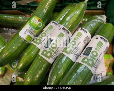 BIO biodinamico francese cetrioli UE (concombre) supermercato esposizione tecniche agricole biologiche confezionate in esposizione per la vendita in francese Intermarché Supermarket Bretagna Francia Foto Stock