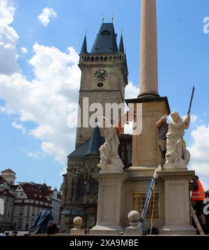 Installazione di statue imitanti degli Angeli del XVII secolo su una colonna barocca della Vergine Maria dello scultore Petr Vana sulla Piazza della città Vecchia di Praga Foto Stock