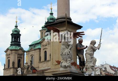 Installazione di statue imitanti degli Angeli del XVII secolo su una colonna barocca della Vergine Maria dello scultore Petr Vana sulla Piazza della città Vecchia di Praga Foto Stock