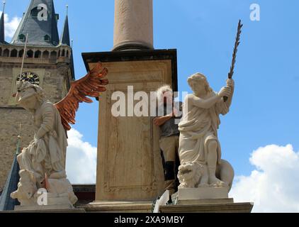 Installazione di statue imitanti degli Angeli del XVII secolo su una colonna barocca della Vergine Maria dello scultore Petr Vana sulla Piazza della città Vecchia di Praga Foto Stock