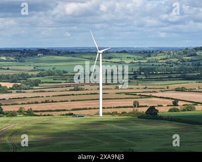 Un'immagine di un drone di una turbina eolica ad Aylesbury. La turbina eolica è circondata da campi verdi e da campi raccolti. Foto Stock