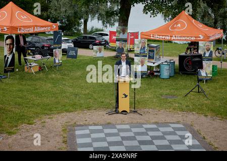 Skanderborg, Danimarca. 5 giugno 2024. Il leader dell'opposizione, Alex Vanopslagh, leader del partito dell'Alleanza Liberale, parla alla riunione della Costituzione nel parco cittadino di Skanderborg, mercoledì 5 giugno 2024 Credit: Ritzau/Alamy Live News Foto Stock