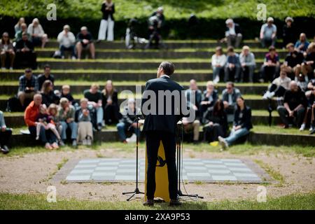 Skanderborg, Danimarca. 5 giugno 2024. Il leader dell'opposizione, Alex Vanopslagh, leader del partito dell'Alleanza Liberale, parla alla riunione della Costituzione nel parco cittadino di Skanderborg, mercoledì 5 giugno 2024 Credit: Ritzau/Alamy Live News Foto Stock