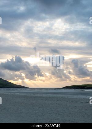 Splendido tramonto sulla spiaggia di Portnoo Narin nella contea di Donegal - Irlanda. Foto Stock